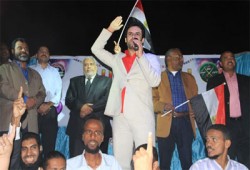 بوشهاب ينشد وسط تفاعل كبير من معتصمي رابعة العدوية