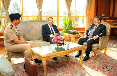 الرئيس مرسي يعقد اجتماعًا مع قنديل والسيسي