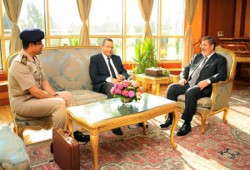 الرئيس مرسي يعقد اجتماعًا مع قنديل والسيسي