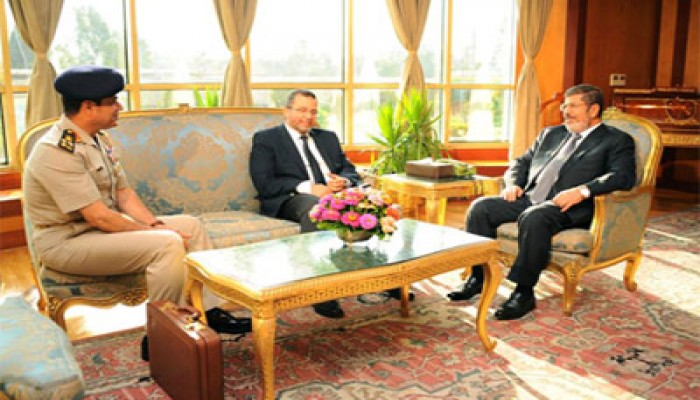 الرئيس مرسي يعقد اجتماعًا مع قنديل والسيسي