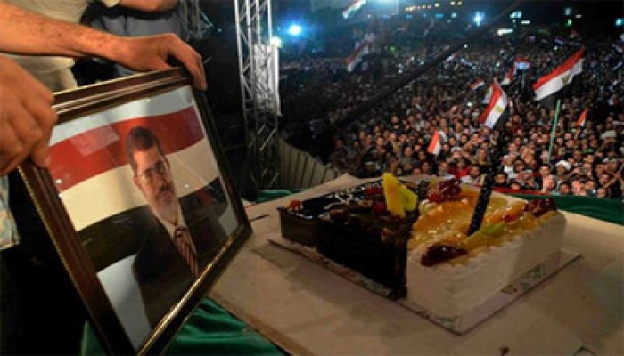 تورتة كبيرة احتفالاً بمرور عام على حكم الرئيس مرسي بـ "رابعة العدوية"