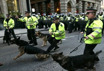 ضبط رئيس رابطة الدفاع الإنجليزية لعدم التزامه بخط سير مظاهرة ببريطانيا