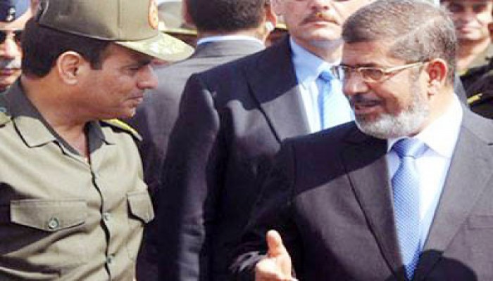 الرئيس مرسي يبحث مع وزيري الدفاع والداخلية الإجراءات الأمنية