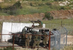 جنود صهاينة يجتازون السياج الشائك في الجنوب اللبناني