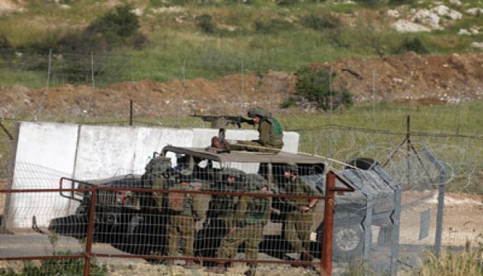 جنود صهاينة يجتازون السياج الشائك في الجنوب اللبناني