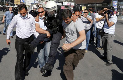 "النيويورك تايمز": مثيرو الشغب واليساريون المتطرفون احتلوا ميدان "تقسيم" بتركيا