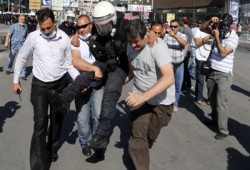 "النيويورك تايمز": مثيرو الشغب واليساريون المتطرفون احتلوا ميدان "تقسيم" بتركيا