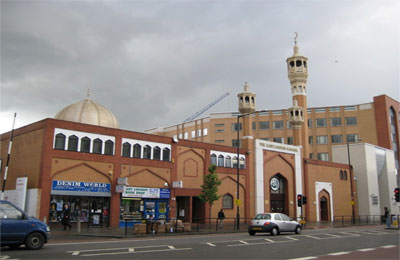 جماعة عنصرية تحرق مركزًا إسلاميًّا في لندن