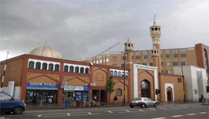 جماعة عنصرية تحرق مركزًا إسلاميًّا في لندن