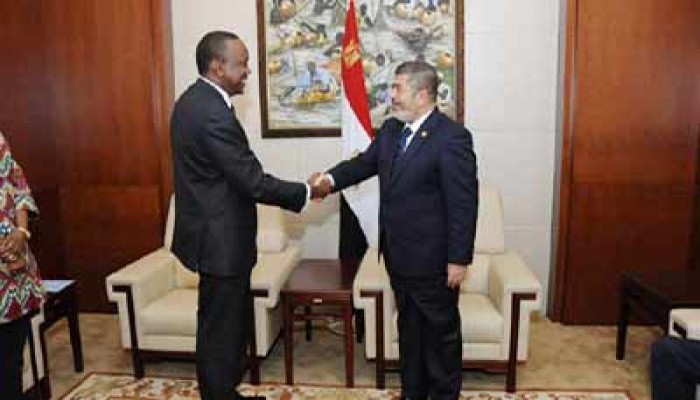 الرئيس مرسي لنظيره الكيني: حريصون على وحدة صف دول النيل