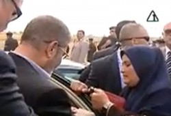 الرئيس مرسي يوقف موكبه للاستماع لشكوى سيدة مسنَّة