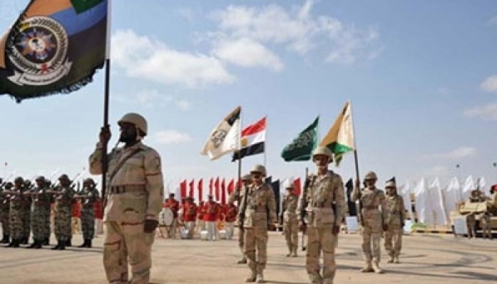 مسئول عسكري سعودي يتفقد موقع مناورات "تبوك 3"