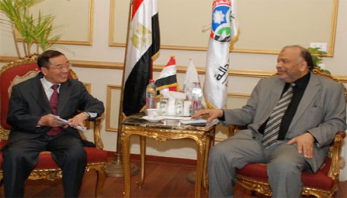 السفير الصيني يوجه الدعوة للكتاتني لزيارة بلاده في يونيو