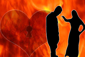 زوجي على اتصال بحبه القديم