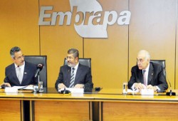 الرئيس مرسي يزور مقر هيئة البحوث الزراعية البرازيلية