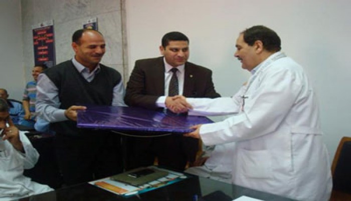 الحرية والعدالة يكرم عاملي مستشفى بالإسكندرية احتفالاً بعيد العمال