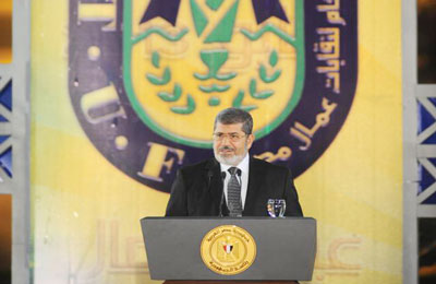 الرئيس مرسي: لا بيع للقطاع العام ولا استغناء عن أي عمال