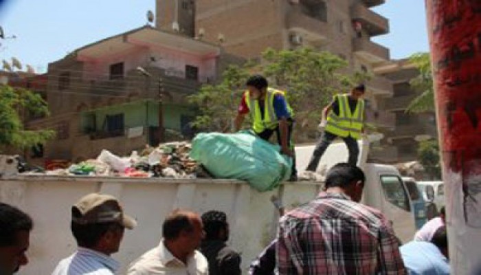 بالفيديو.. حملة أعضاء الحرية والعدالة لرفع تلال قمامة في بني سويف
