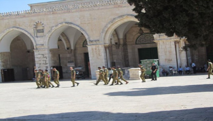 جنود ومغتصبون صهاينة يدنسون باحات الأقصى