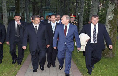 الرئيس مرسي يعود إلى أرض الوطن في ختام زيارة رسمية لروسيا