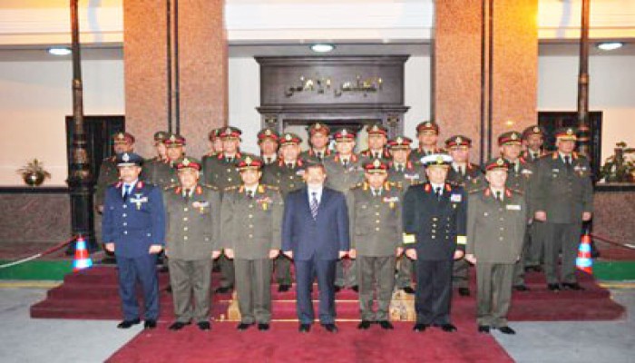 الرئيس مرسي يرقي قادة الأفرع الرئيسية بالجيش لرتبة فريق