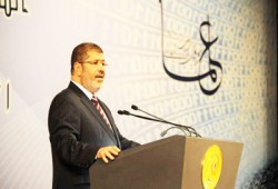 الرئيس مرسي يتسلم درع وزارة البحث العلمي