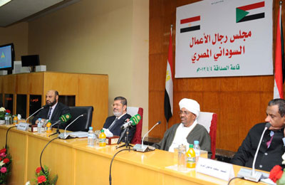 الرئيس مرسي يدعو رجال الأعمال بمصر والسودان لإقامة مشروعات مشتركة