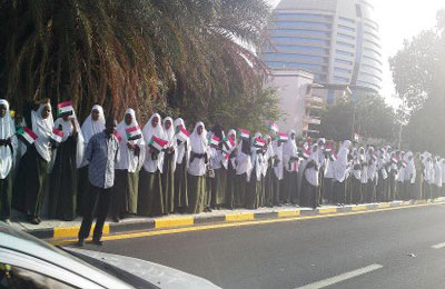 استقبال شعبي حافل للرئيس مرسي خارج مطار الخرطوم