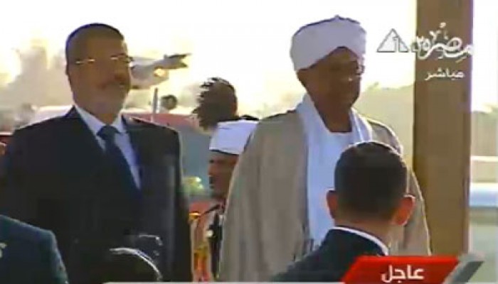 الرئيس مرسي يصل الخرطوم.. والبشير على رأس مستقبليه