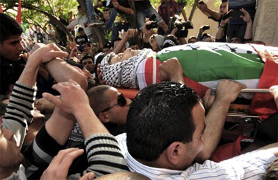 عشرات الآلاف في الخليل يشيعون جثمان الشهيد أبو حمدية