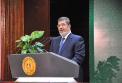 الرئيس مرسي يؤدي صلاة الجمعة مع ضباط وجنود الأمن المركزي