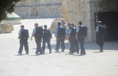 صهيونيات يقتحمن الأقصى والاحتلال يمنع دخول الفلسطينيات