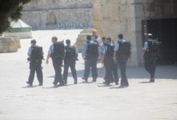 صهيونيات يقتحمن الأقصى والاحتلال يمنع دخول الفلسطينيات