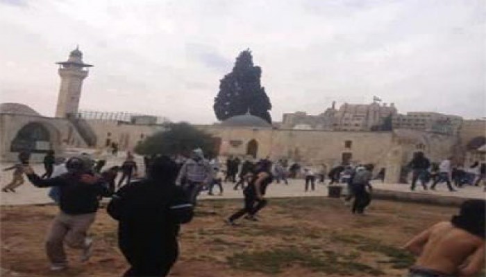 مواجهات بين جنود الاحتلال والمصلين بالأقصى عقب الجمعة