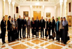 الرئيس مرسي يؤكد دعمه للمرأة ويتلقى دعوة لحضور عيدها