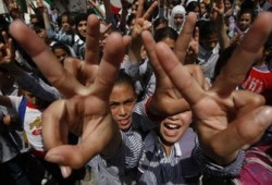 أطفال فلسطينيون يعتصمون أمام "إيريز" تنديدًا باغتيال جرادات