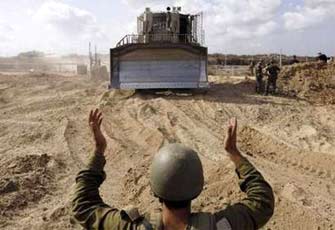 قوات الاحتلال تهدم منزلاً فلسطينيًّا شمال القدس