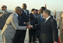 الرئيس مرسي يستقبل نظيره السنغالي بمطار القاهرة