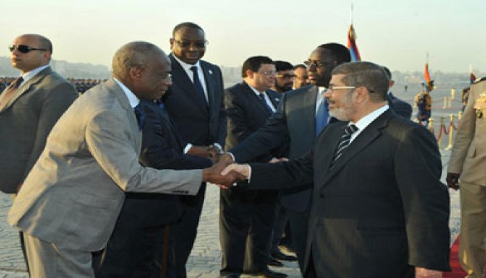 الرئيس مرسي يستقبل نظيره السنغالي بمطار القاهرة