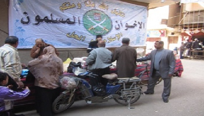 إخوان أسيوط ينظمون معرضين للسلع ويوزعون الحلوى على الفقراء