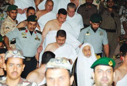 الرئيس مرسي يصل الرياض بعد أداء العمرة