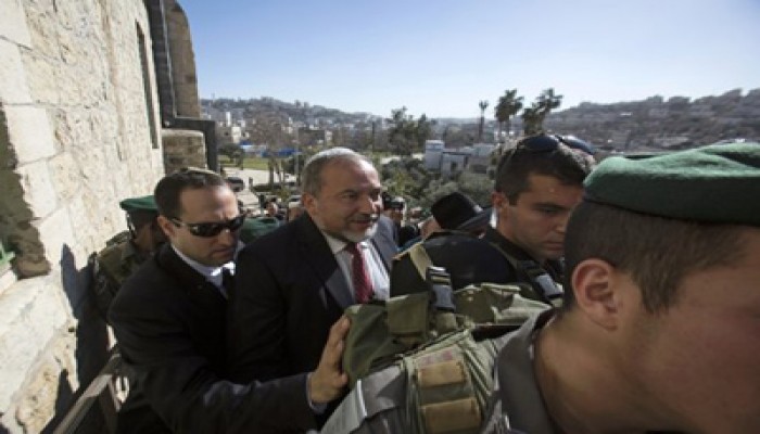 "التعاون الإسلامي" تدين اقتحام ليبرمان الحرم الإبراهيمي