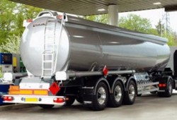 وصول 7 شاحنات سولار إلى منفذ العوجة لإدخالها إلى قطاع غزة