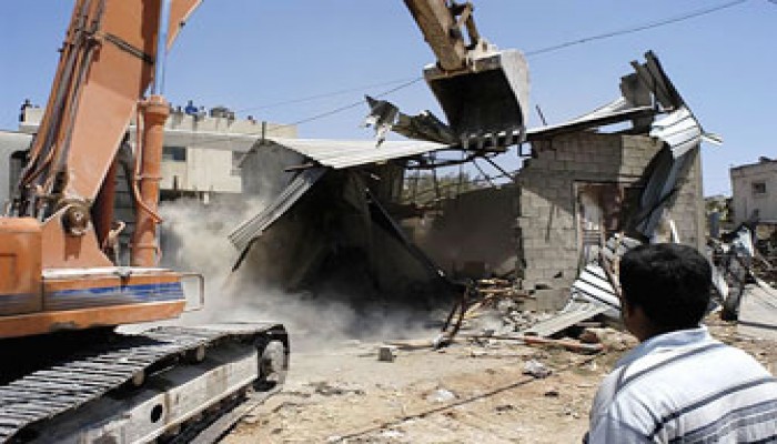 جرافات وآليات عسكرية صهيونية تتوغل بشكل محدود جنوب غزة