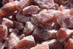 أجانب يسرقون صخورًا تحوي معادن نفيسة من السودان