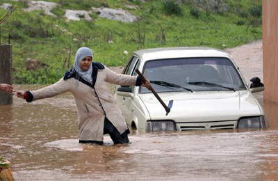 وفاة طفل وإصابة ١٠٥ من جراء العواصف والسيول بغزة
