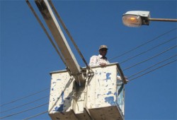 حملة لـ"الحرية والعدالة" بقنا لصيانة أعمدة الكهرباء بقوص