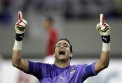 الحضري يشارك في معسكر المنتخب بالإمارات