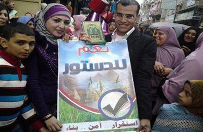 مواطن يعلن خطبته أمام لجنة استفتاء بعنوان "نعم" للدستور