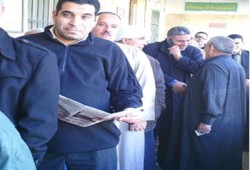 د. أحمد دياب يقف في طابور الاستفتاء للإدلاء بصوته